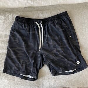 Men's Vuori Kore Short Lined 7" (XL) in Black Watercolor Camo